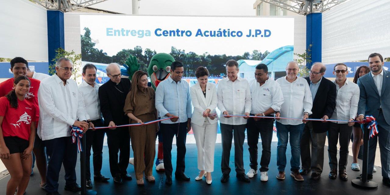 Ministro Ito Bisonó entrega Centro Acuático del Centro