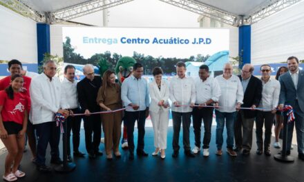 Ministro Ito Bisonó entrega Centro Acuático del Centro