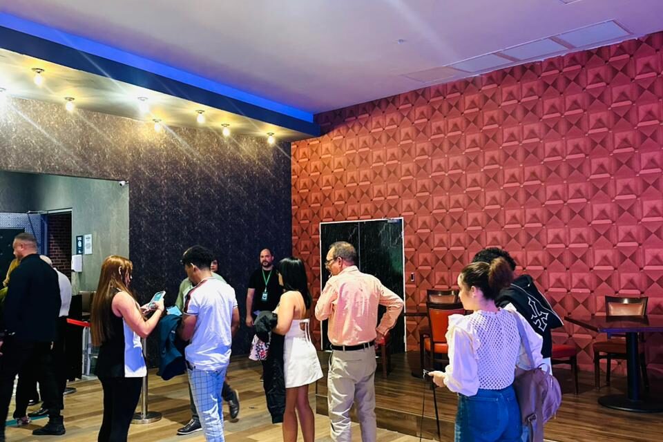 Fans llegan al Hard Rock Café Santo Domingo