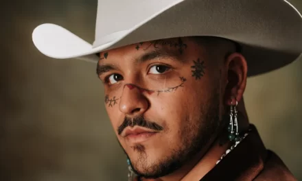 Fan que atrapó el sombrero de Nodal lo vendió en 50.000 pesos