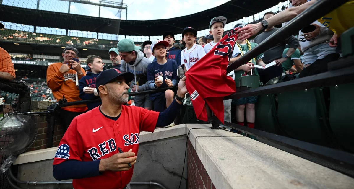 Red Sox despiden al mánager Alex Cora y a 5 entrenadores