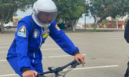 Joven de Tamboril viaja en bici al “edificio rojo” para que Alofoke lo deje participar en “Planeta Alofoke” | postrero minuto