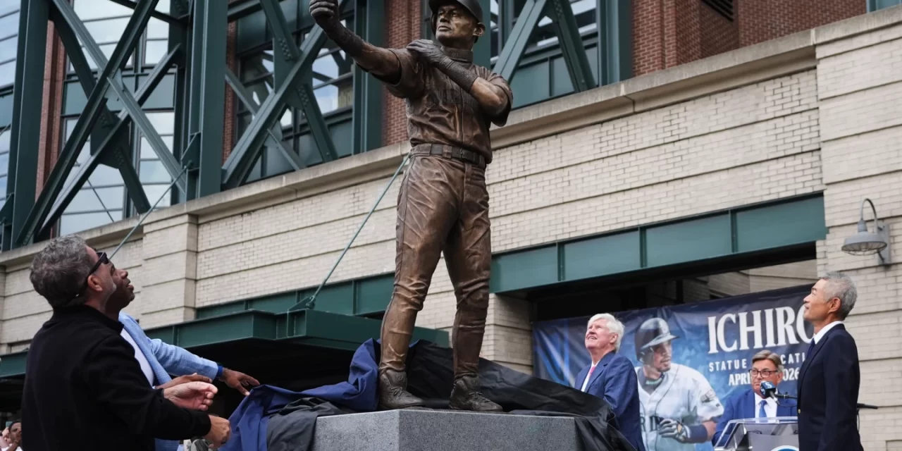 Al develar la estatua de Ichiro Suzuki en Seattle, poco mal salió con su bate
