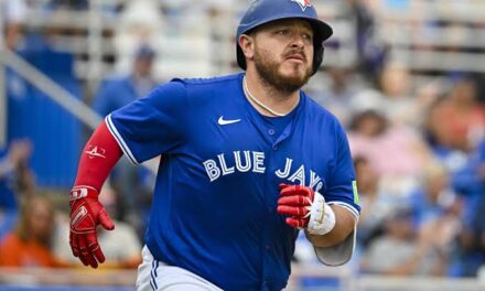 Alejandro Kirk será operado por fractura en el pulgar y estará fuera con Toronto | De Postrero Minuto