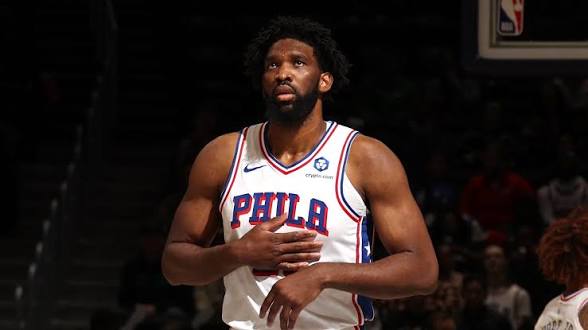 Joel Embiid es operado de emergencia por apendicitis y deja en incertidumbre a los Philadelphia 76ers | De Postrer Minuto