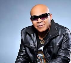 Teodoro Reyes pone el prendedor de oro a Planeta Alofoke