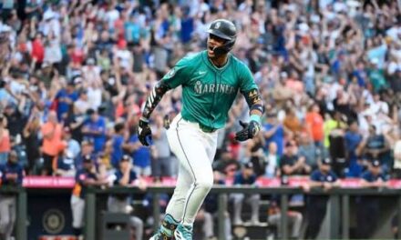 Julio Rodríguez conecta jonrón y lidera triunfo de Seattle en duelo de poder | De Postrer Minuto