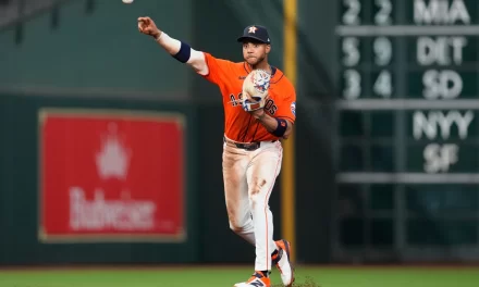 Jeremy Peña sale por ofensa de rodilla en deporte frente a Mariners