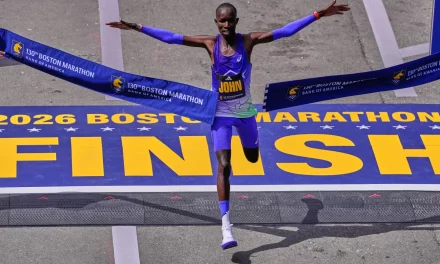 El vivo campeón, John Korir, bate el récord del maratón de Boston 