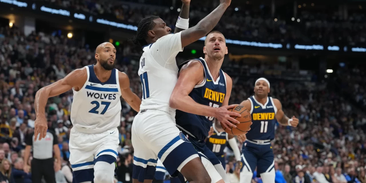 Jokic logra un triple-doble y los Nuggets evitan la asesinato