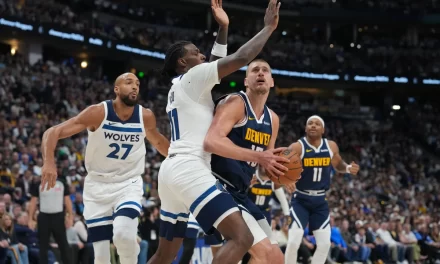 Jokic logra un triple-doble y los Nuggets evitan la asesinato