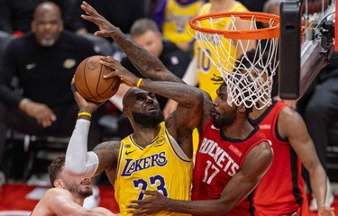 LeBron lidera remontada épica de Lakers y los pone 3-0 frente a Rockets | De Postrer Minuto