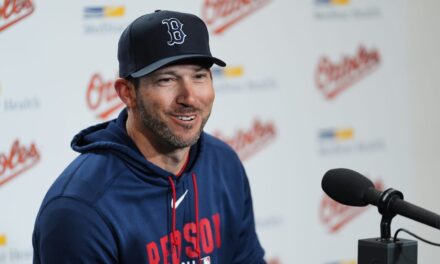 Chad Tracy asume como dirigente transitorio de los Medias Rojas tras salida de Alex Cora | De Postrero Minuto