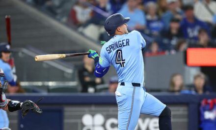 Springer abandona el partido frente a Mellizos por una fractura en un dedo del pie