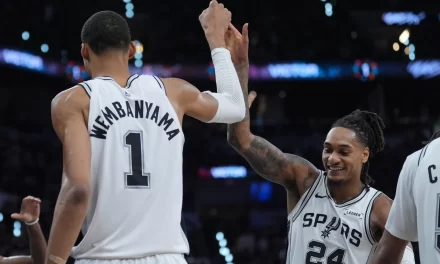 Spurs eliminan a Blazers, Knicks aplastan a Hawks y Sixers sorprenden a Celtics