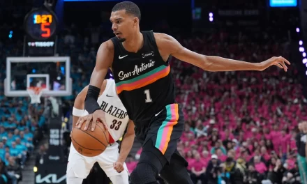 Wembanyama debuta por todo lo detención en los playoffs NBA