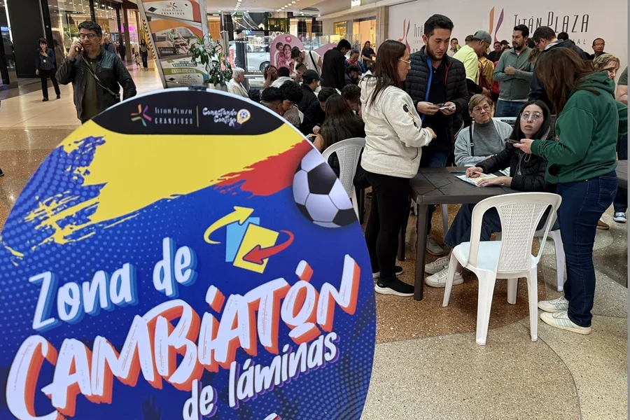 El furor por el cuaderno del Mundial convierte a Colombia en un gran mercado de cromos | De Final Minuto