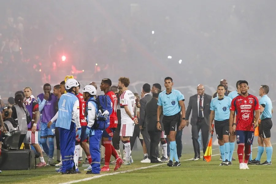 Suspenden partido entre Medellín y Flamengo por disturbios en las gradas | De Zaguero Minuto