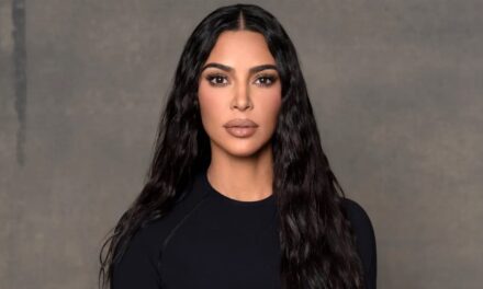 Kim Kardashian comparte su estricta rutina de bienestar con decenas de suplementos diarios