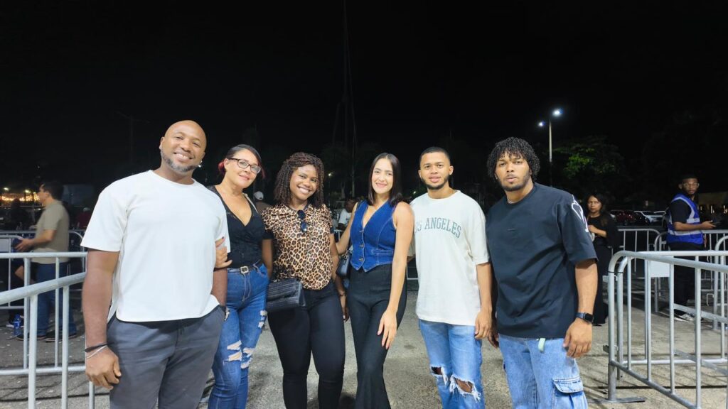 Con botas y gorros, fans llegan al concierto de Los Tigres del Norte en Santo Domingo - Noticias de hoy en República Dominicana | último minuto