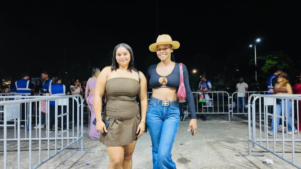 Con botas y gorros, fans llegan al concierto de Los Tigres del Norte en Santo Domingo - Noticias de hoy en República Dominicana | último minuto