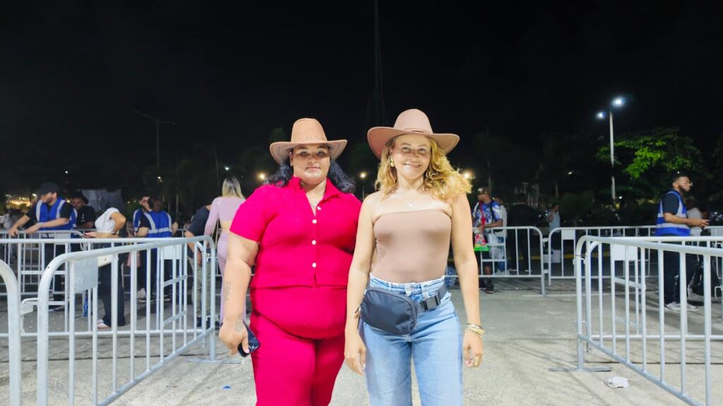 Con botas y gorros, fans llegan al concierto de Los Tigres del Norte en Santo Domingo - Noticias de hoy en República Dominicana | último minuto