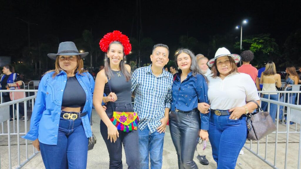 Con botas y gorros, fans llegan al concierto de Los Tigres del Norte en Santo Domingo - Noticias de hoy en República Dominicana | último minuto