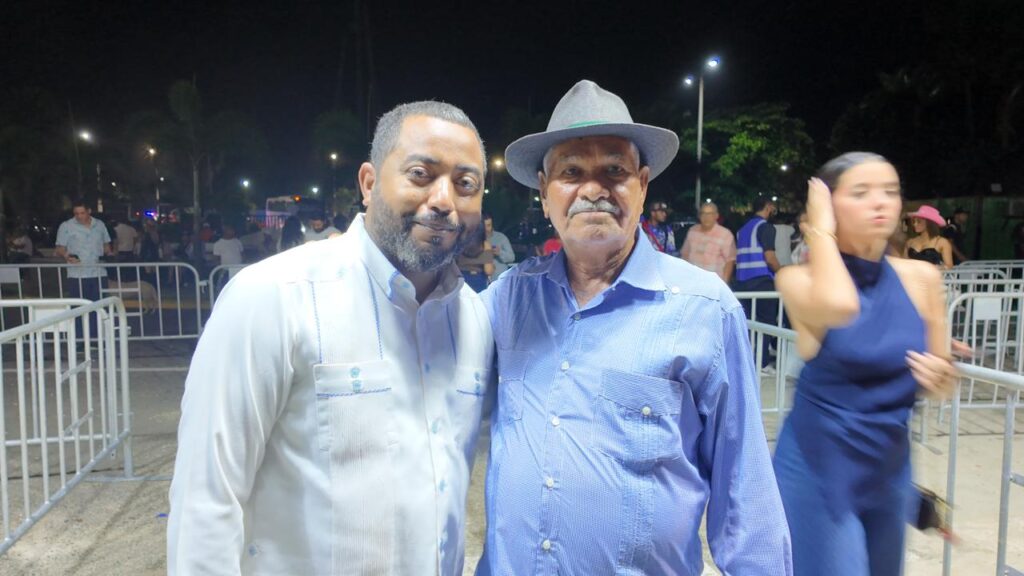 Con botas y gorros, fans llegan al concierto de Los Tigres del Norte en Santo Domingo - Noticias de hoy en República Dominicana | último minuto