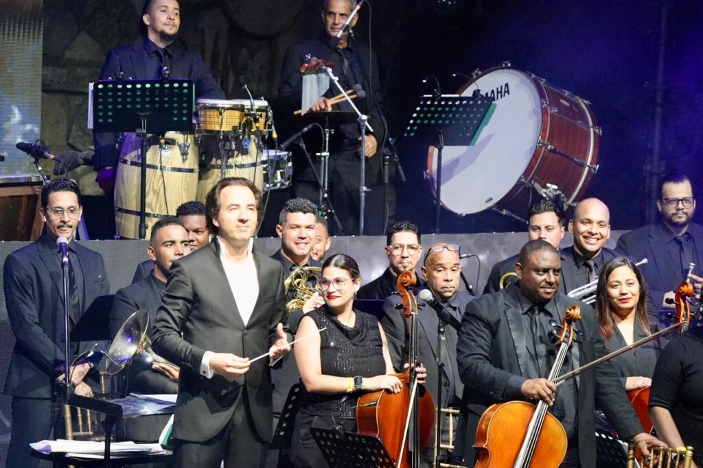 Isabel Pantoja cantó “Así Fue” en bachata con Amaury Sánchez y la Filarmónica SD - Noticias de hoy en República Dominicana | último minuto
