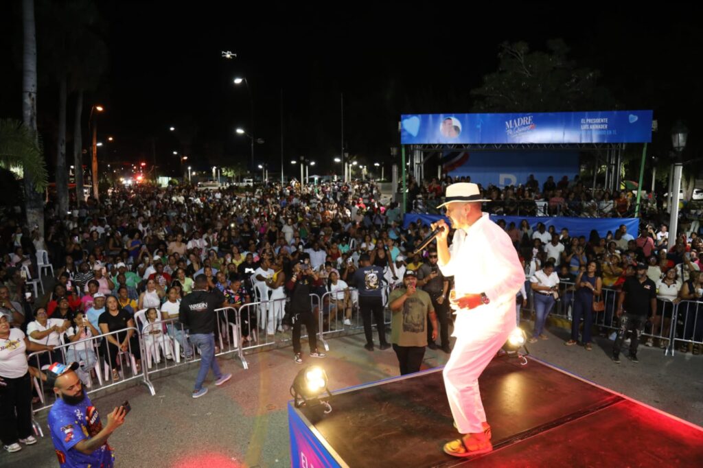 Miles asisten a conciertos de “Que Vivan las Madres” en provincias del sur del país - Noticias de hoy en República Dominicana | último minuto