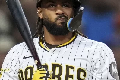 Fernando Tatis Jr. está destrozando la patraña… sin poder sacarla del parque. ¿Por qué?