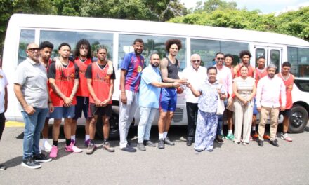 Gobierno entrega autobús a deportistas de Moca
