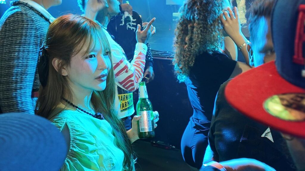 Bibi dándolo todo en la Block Party Planeta Alofoke con una República en la mano
