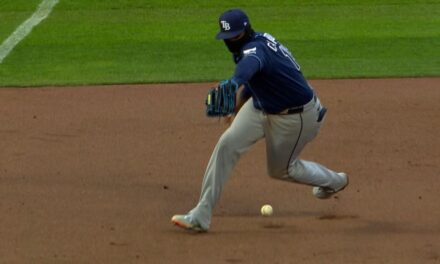 Junior Caminero se cae a la defensa en la tercera almohadilla de Tampa Bay