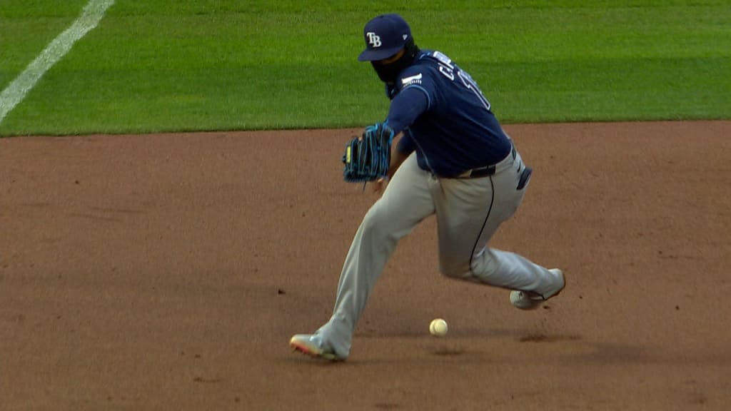 Junior Caminero se cae a la defensa en la tercera almohadilla de Tampa Bay