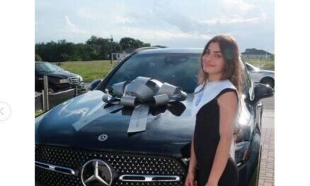 Arcquerube sorprende a su hija Lucero con un lujoso Mercedes-Benz