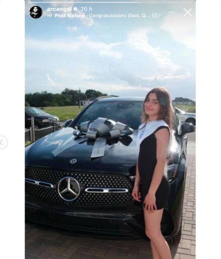 Arcquerube sorprende a su hija Lucero con un lujoso Mercedes-Benz