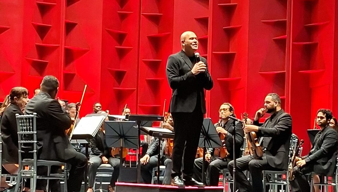 Amaury Sánchez rinde homenaje sinfónico a los grandes