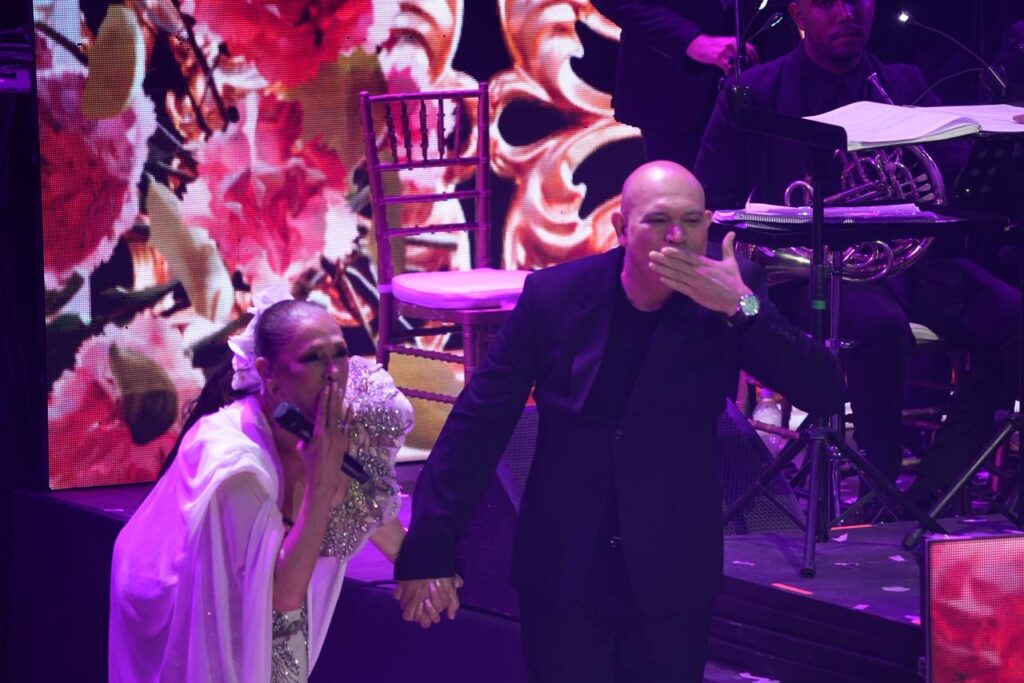 Isabel Pantoja cantó “Así Fue” en bachata con Amaury Sánchez y la Filarmónica SD - Noticias de hoy en República Dominicana | último minuto
