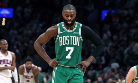 Jaylen Brown, multado con $50.000 dólares