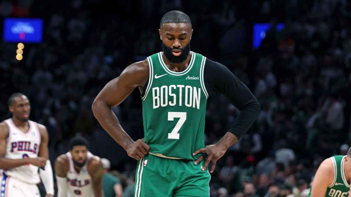 Jaylen Brown, multado con $50.000 dólares