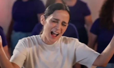 Julieta Venegas vara “La Niña Futbolista” para el Mundial 2026