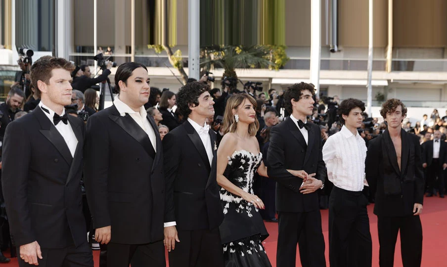 Los Javis y Penélope Cruz, en la felpudo roja de Cannes previa a la vestido de premios – RC Noticias