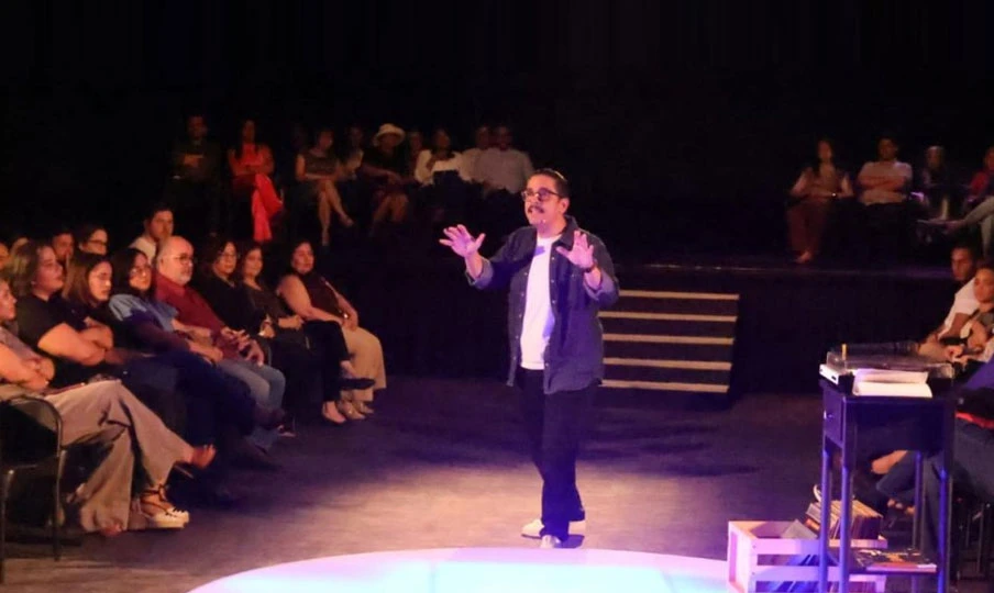 Luis José Germán convierte el teatro en un acto de esperanza en Todas las cosas maravillosas – RC Noticias