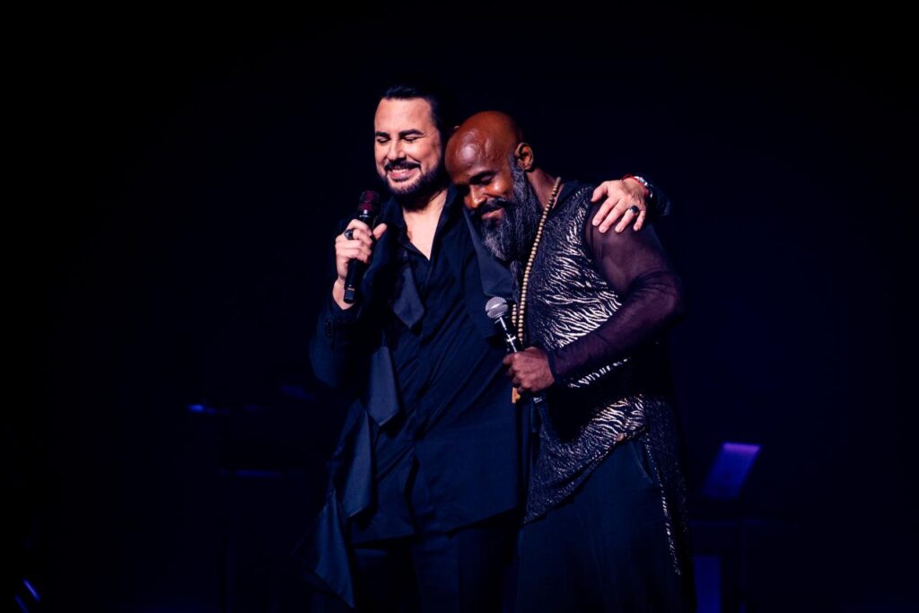 Santo Domingo cantó con Beto Cuevas en velada acústica en el Teatro Nacional - Noticias de hoy en República Dominicana | último minuto
