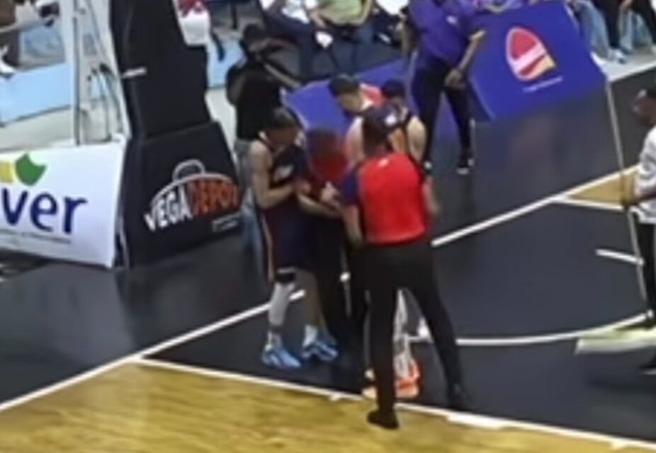 Árbitro se desmaya en pleno partido entre Héroes de Moca y Reales de la Vega | De Posterior Minuto