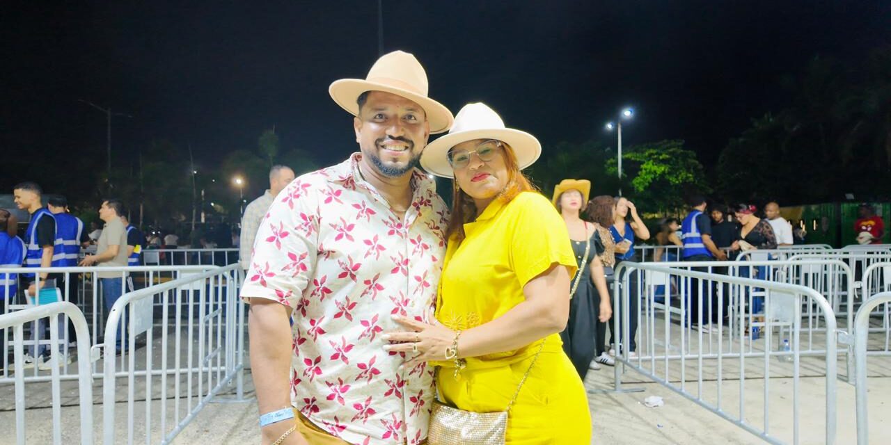 Los fanáticos usan botas y sombreros.