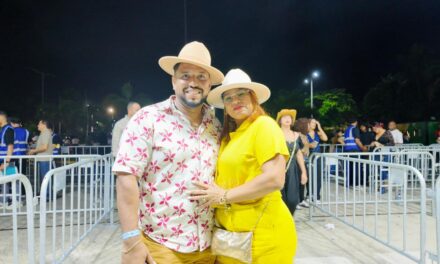 Los fanáticos usan botas y sombreros.