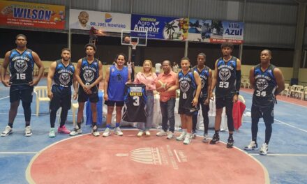 Senadora Lía Díaz entrega uniformes al Club Barrio Blanco durante Torneo Superior en Sabana Yegua | De Posterior Minuto