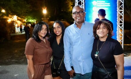 Fanáticos de todas las edades abarrotan Altos de Chavón para disfrutar de Isabel Pantoja